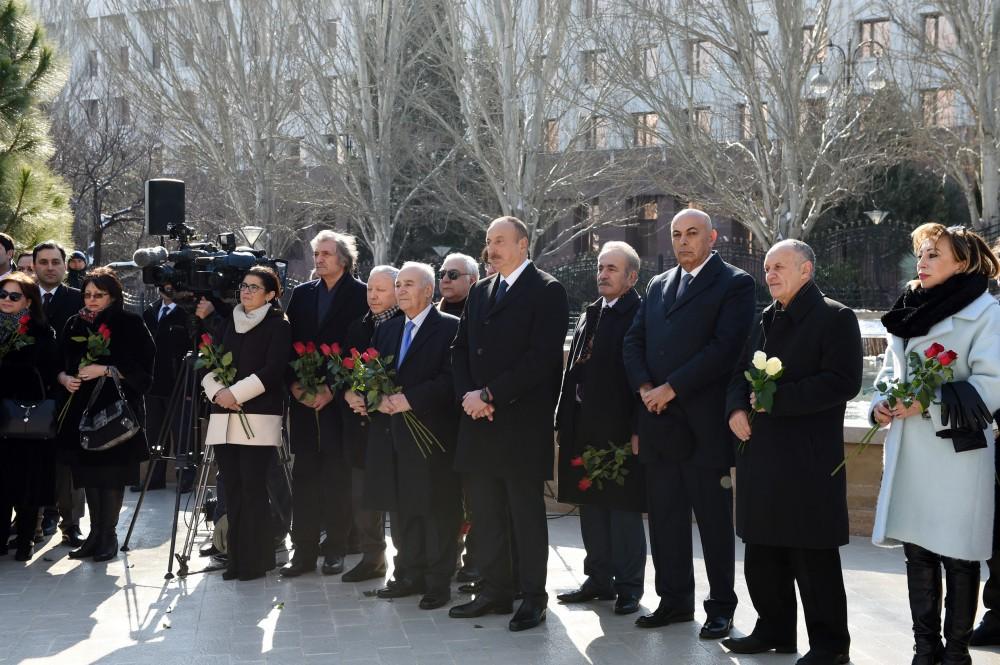 Ilham Aliyev unveils monument to maestro Niyazi (PHOTO)