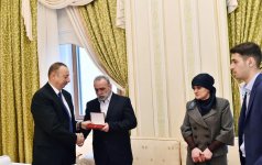 Ilham Aliyev meets family members of Azerbaijani national hero  (PHOTO)