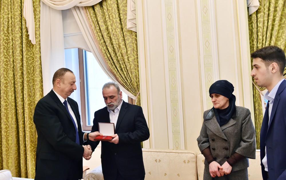 Ilham Aliyev meets family members of Azerbaijani national hero  (PHOTO)