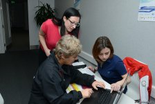 Делегации различных стран проходят аккредитацию на Кубок мира по прыжкам на батуте в Баку (ФОТОРЕПОРТАЖ)