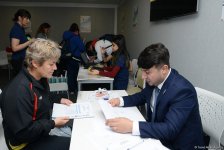 Делегации различных стран проходят аккредитацию на Кубок мира по прыжкам на батуте в Баку (ФОТОРЕПОРТАЖ)