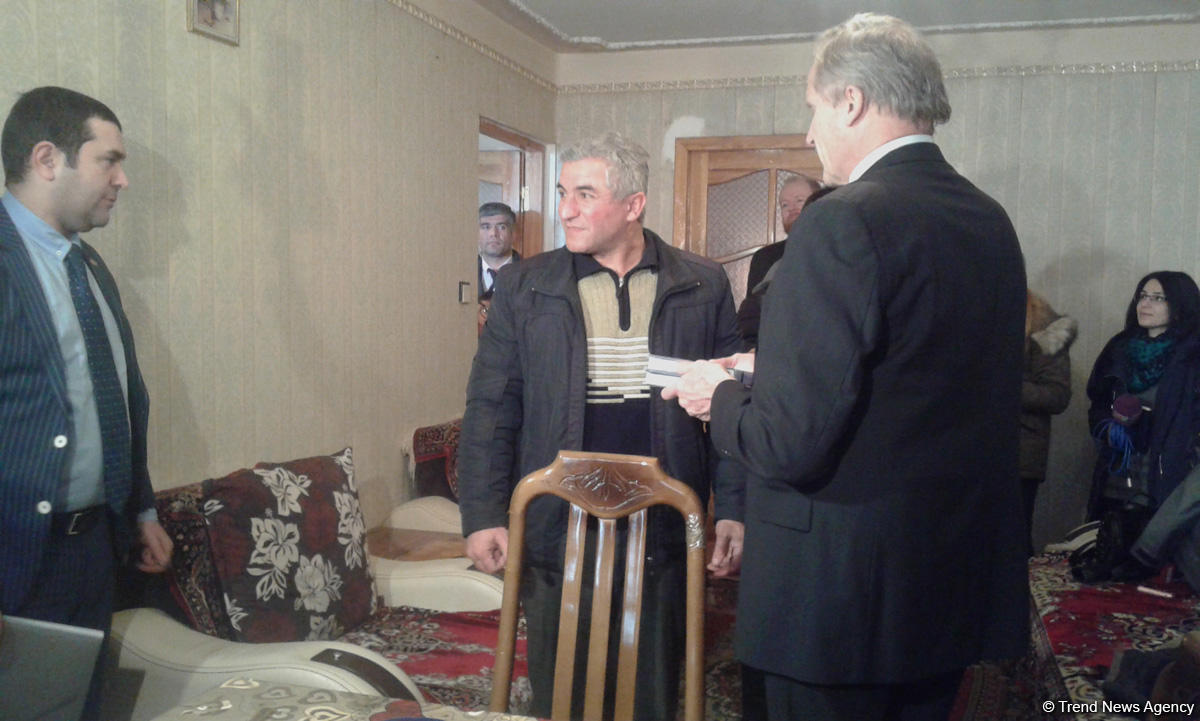 US envoy Cekuta visits IDP family from Khojaly (PHOTO)