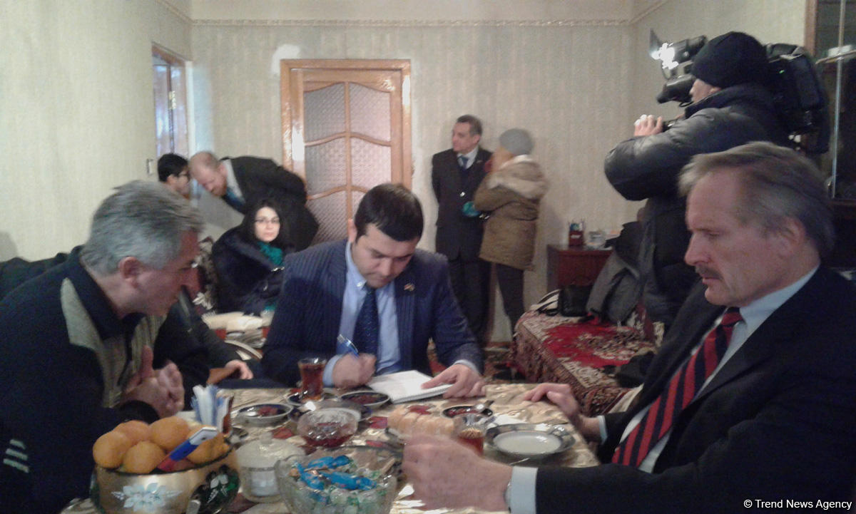 US envoy Cekuta visits IDP family from Khojaly (PHOTO)