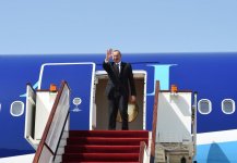 Ilham Aliyev completes official visit to Qatar (PHOTO)