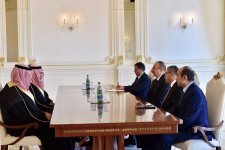 Ilham Aliyev receives Saudi minister of state for Arab Gulf Affairs (PHOTO)