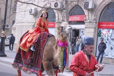 Праздничное шествие "Илахыр чершенбе" на улицах Баку – встречаем Новруз (ФОТО)