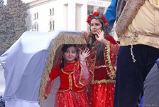 Праздничное шествие "Илахыр чершенбе" на улицах Баку – встречаем Новруз (ФОТО)