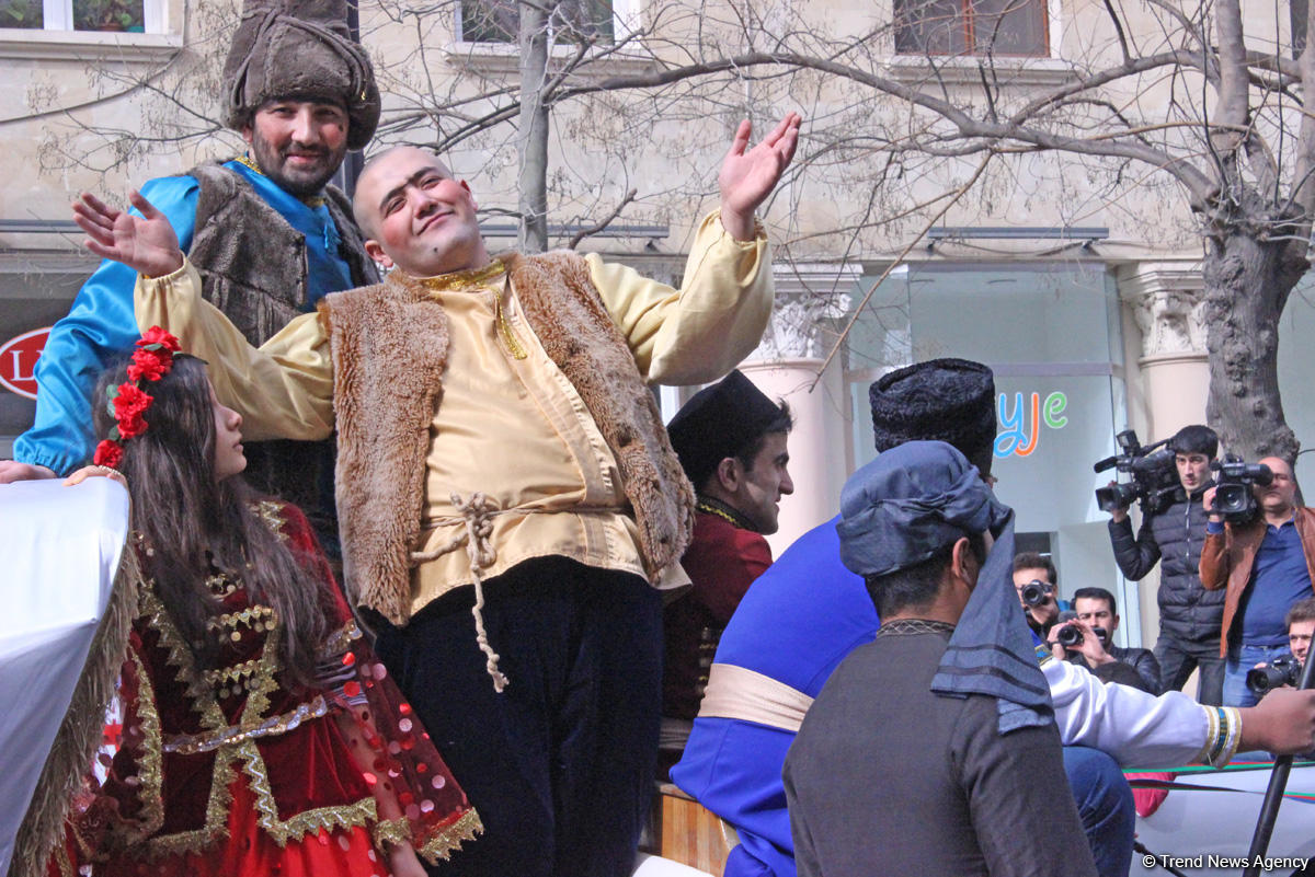 Праздничное шествие "Илахыр чершенбе" на улицах Баку – встречаем Новруз (ФОТО)