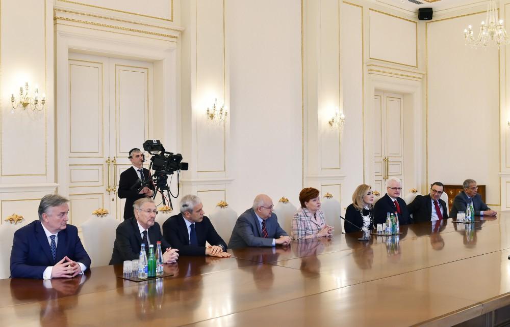 Президент Азербайджана принял членов правления  Международного центра Низами Гянджеви (ФОТО)
