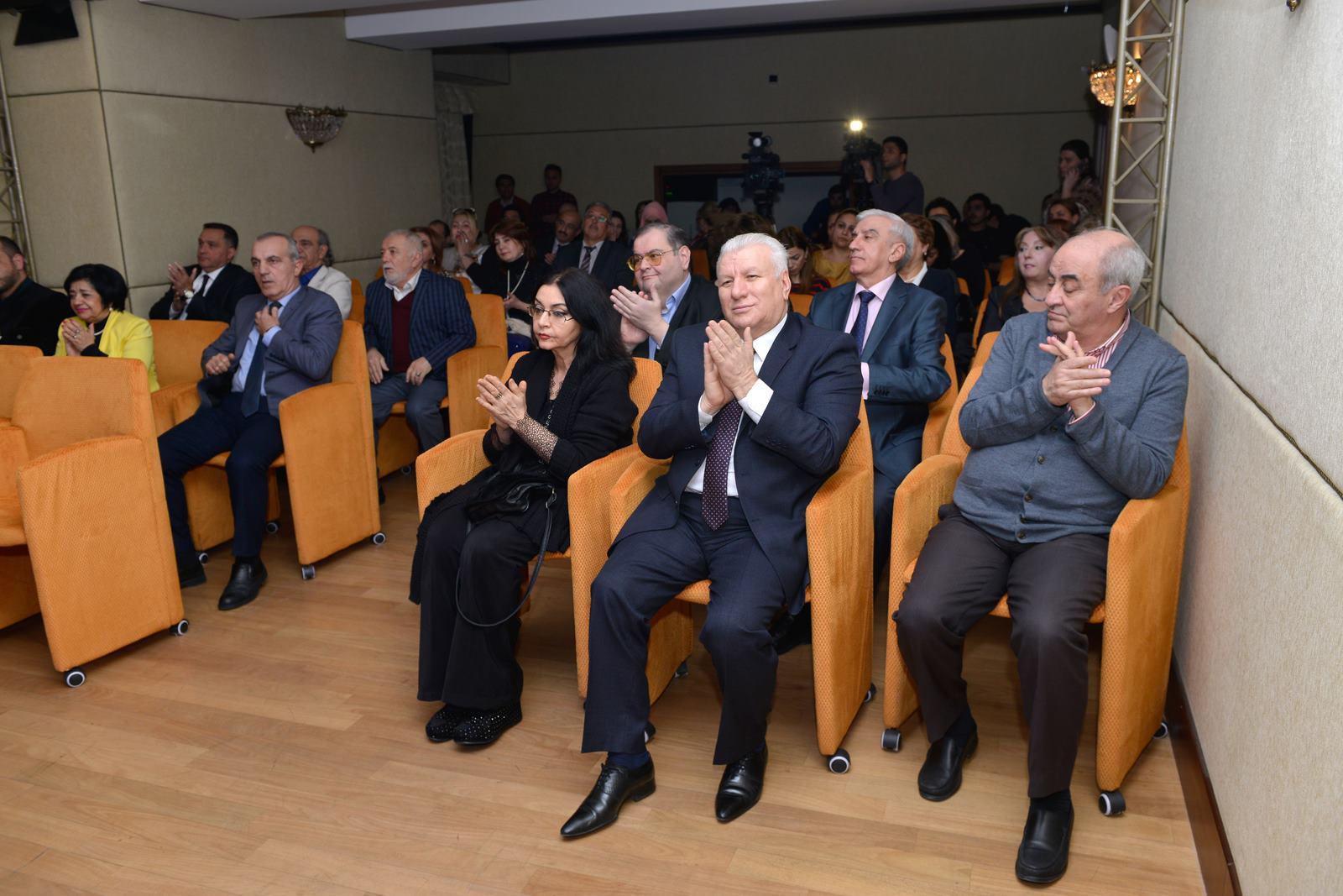Порошенко поддерживает открытие торгового дома Азербайджана в Киеве (ФОТО)