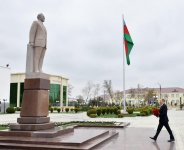 Ilham Aliyev visits statue of national leader in Saatli (PHOTO)
