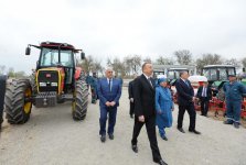Президент Ильхам Алиев ознакомился с хлопковым полем в Саатлинском районе (ФОТО)