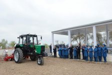 Президент Ильхам Алиев ознакомился с хлопковым полем в Саатлинском районе (ФОТО)
