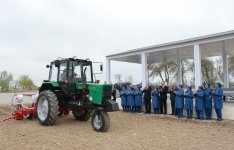 Президент Ильхам Алиев ознакомился с хлопковым полем в Саатлинском районе (ФОТО)