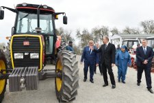 Президент Ильхам Алиев ознакомился с хлопковым полем в Саатлинском районе (ФОТО)