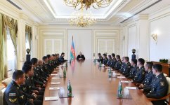Ilham Aliyev receives servicemen on anniversary of April victories of Azerbaijani army (PHOTO)