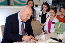 Азербайджанские гимнасты встретились с писателем Чингизом Абдуллаевым (ФОТО)