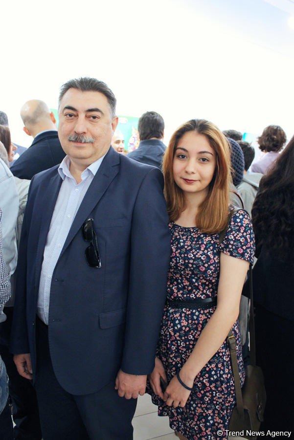 В Баку открылась выставка Вугара Мурадова "Сходства", посвященная ковровому искусству (ФОТО)