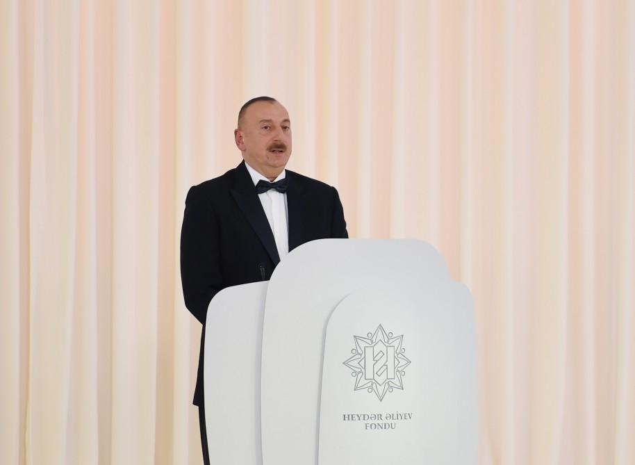 Президент Ильхам Алиев и его супруга приняли участие в торжественной церемонии, посвященной 94-й годовщине со дня рождения общенационального лидера и 13-летию деятельности Фонда Гейдара Алиева (ФОТО)