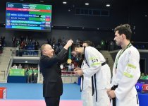 Президент Азербайджана Ильхам Алиев наградил победителей соревнований по тхэквондо Исламиады в Баку (ФОТО) (ВИДЕО)
