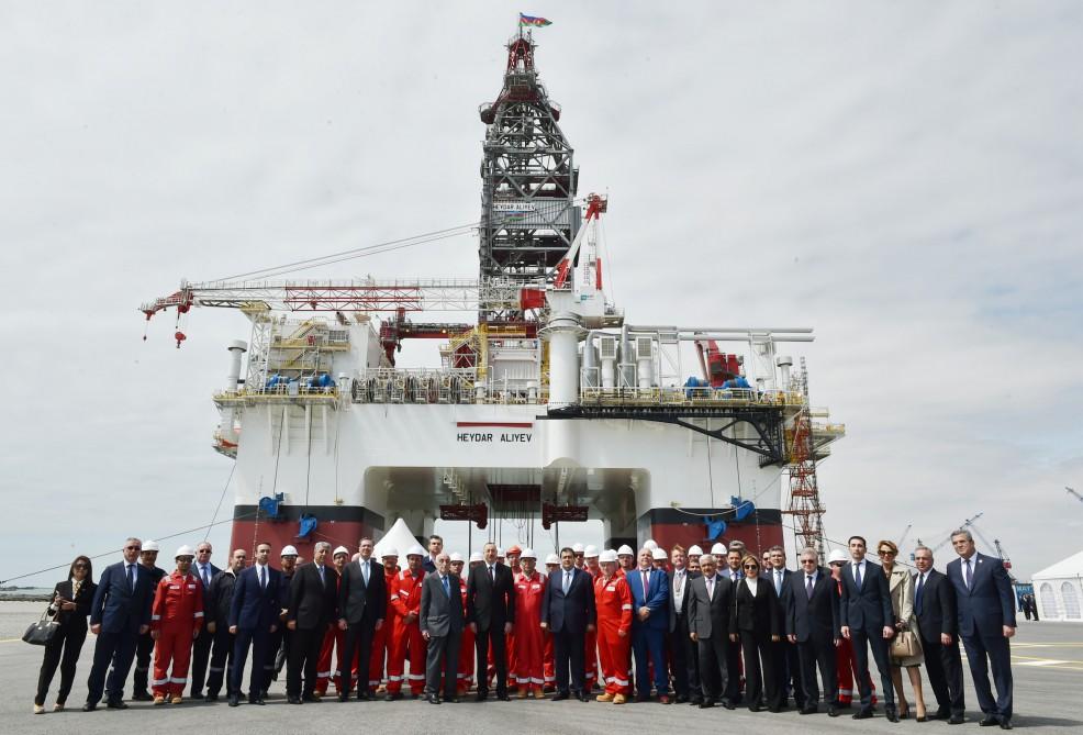 Ilham Aliyev attends opening of drilling rig named after Heydar Aliyev (PHOTO)