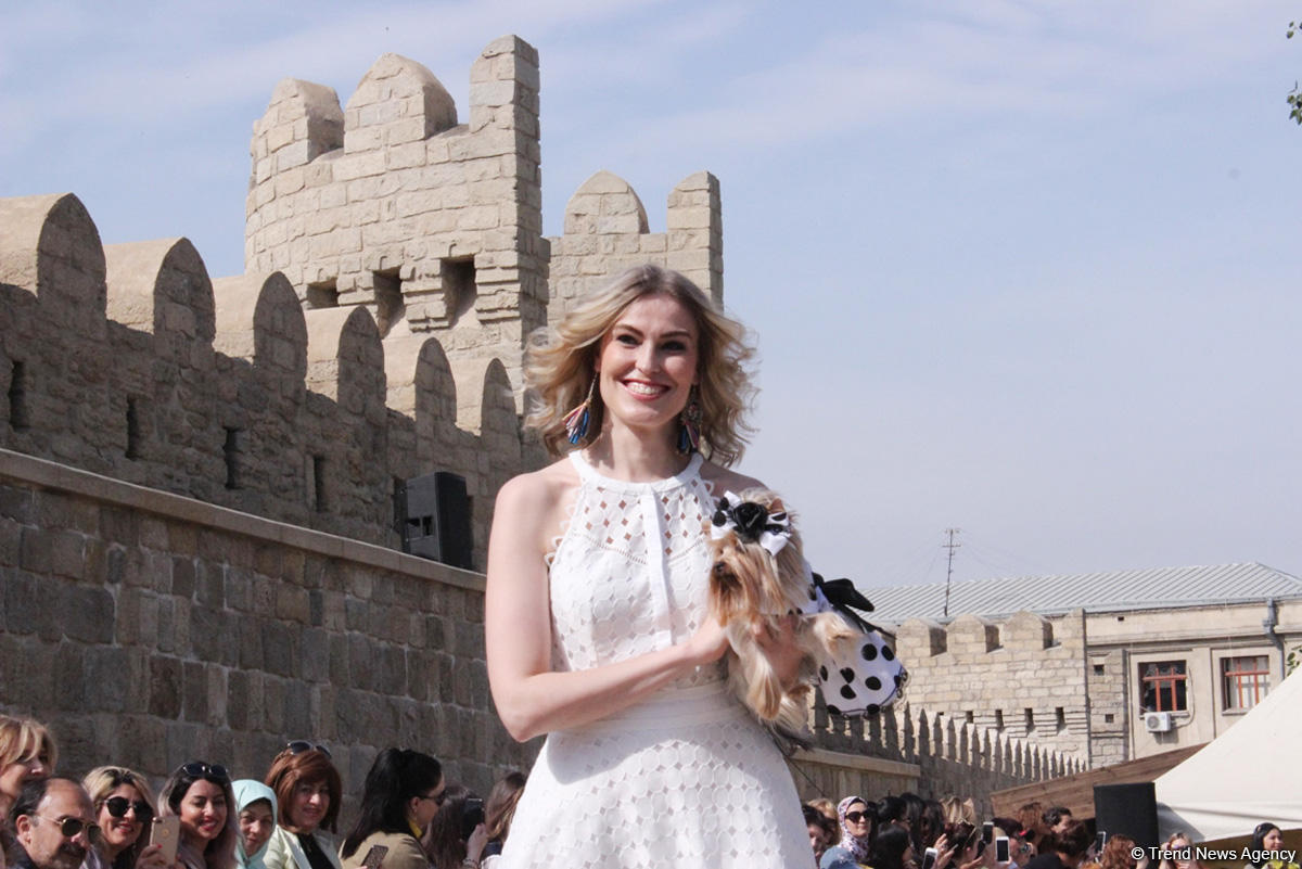 Уникальная коллекция для домашних питомцев Pet Fashion Show by NELYA  представлена в Баку (ФОТО)