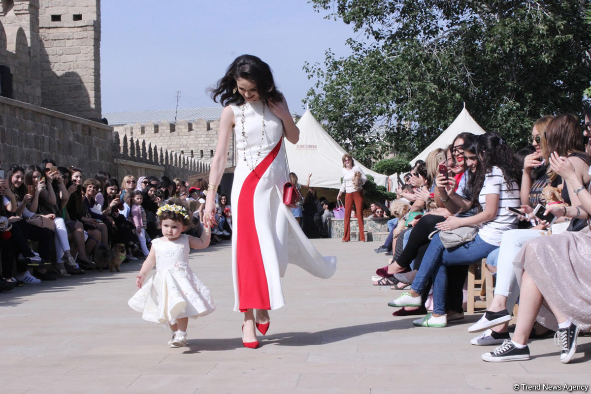 Уникальная коллекция для домашних питомцев Pet Fashion Show by NELYA  представлена в Баку (ФОТО)