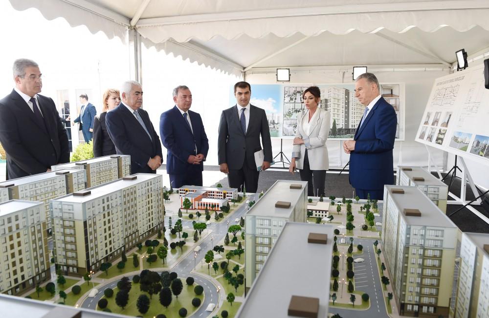 Первый вице-президент Азербайджана Мехрибан Алиева приняла участие в церемонии закладки в Баку фундамента жилого комплекса для семей вынужденных переселенцев (ФОТО) (версия 4)