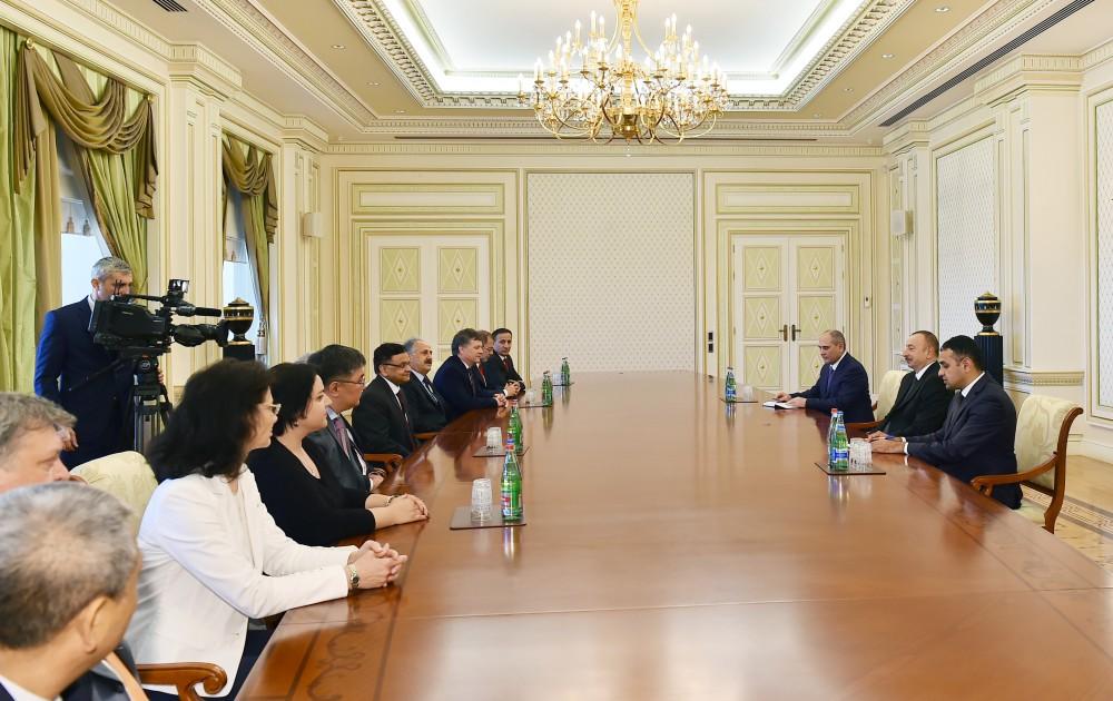 Президент Ильхам Алиев принял группу участников субрегионального семинара статистиков и заседания Совета руководителей статистических служб стран СНГ