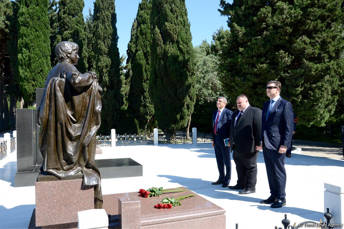 В Баку прошла международная конференция, посвященная 90-летнему юбилею академика Мирмамеда Джавадзаде (ФОТО)