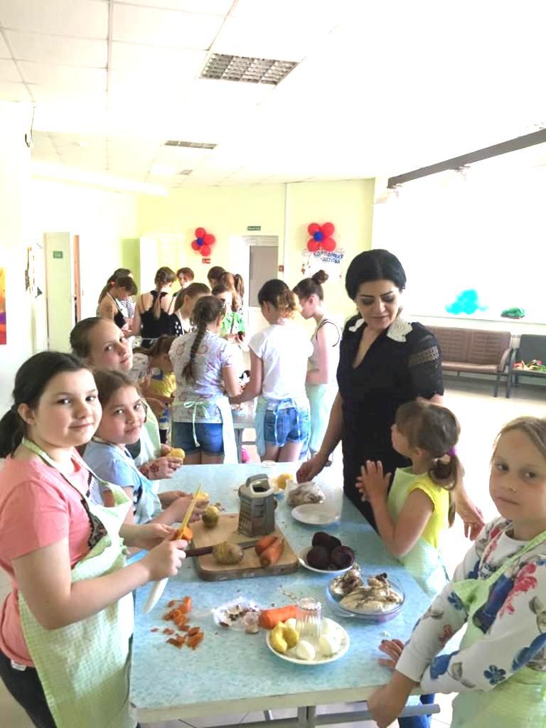 Российские дети приготовили азербайджанский  "Гранатовый браслет" (ФОТО)