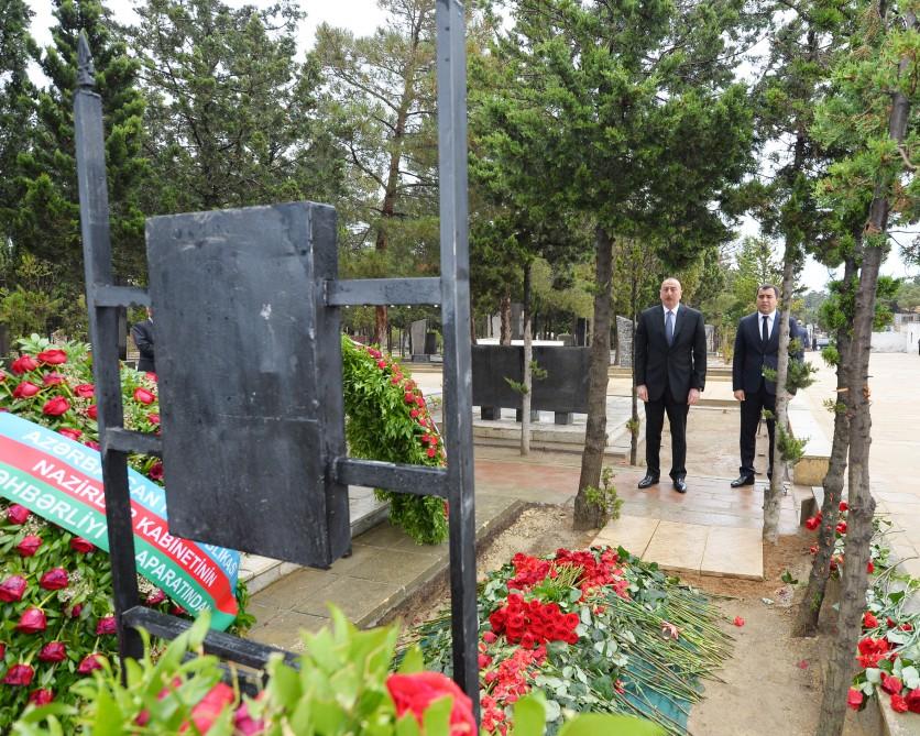 Ilham Aliyev visits grave of late Energy Minister Natig Aliyev (PHOTO)