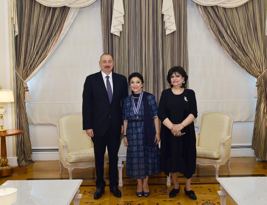 President Aliyev presents ‘Istiglal’ Order to People’s Artist Fidan Gasimova (PHOTO)
