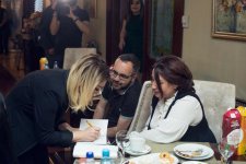 Телеведущая и актриса Мелек Гейдарова презентовала свою первую книгу о женщине (ФОТО)