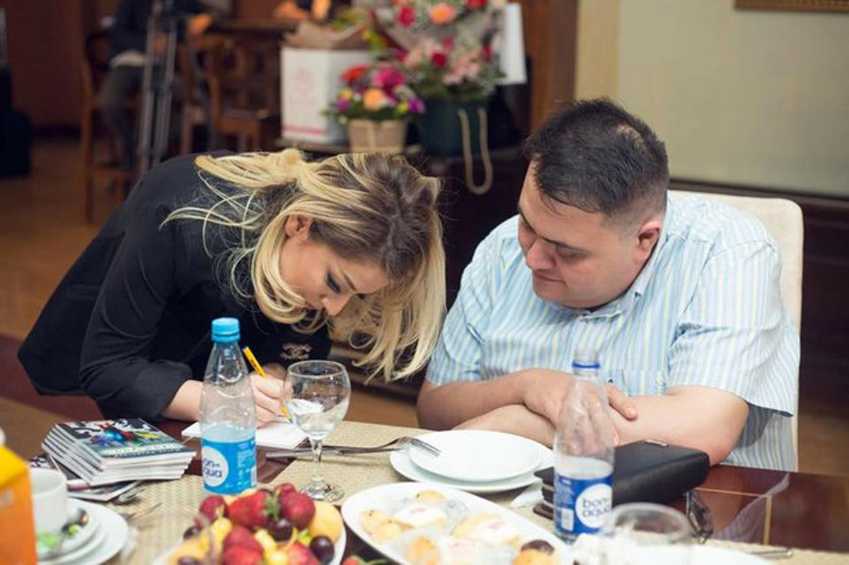 Телеведущая и актриса Мелек Гейдарова презентовала свою первую книгу о женщине (ФОТО)