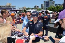 В развлекательной зоне F1 Village в Баку проходит автограф-сессия пилотов Формулы-1 (ФОТО)