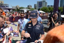 В развлекательной зоне F1 Village в Баку проходит автограф-сессия пилотов Формулы-1 (ФОТО)