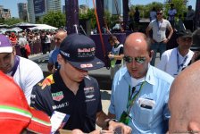 В развлекательной зоне F1 Village в Баку проходит автограф-сессия пилотов Формулы-1 (ФОТО)
