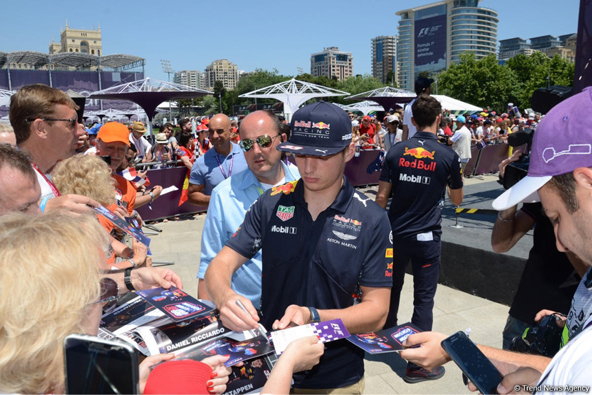 В развлекательной зоне F1 Village в Баку проходит автограф-сессия пилотов Формулы-1 (ФОТО)