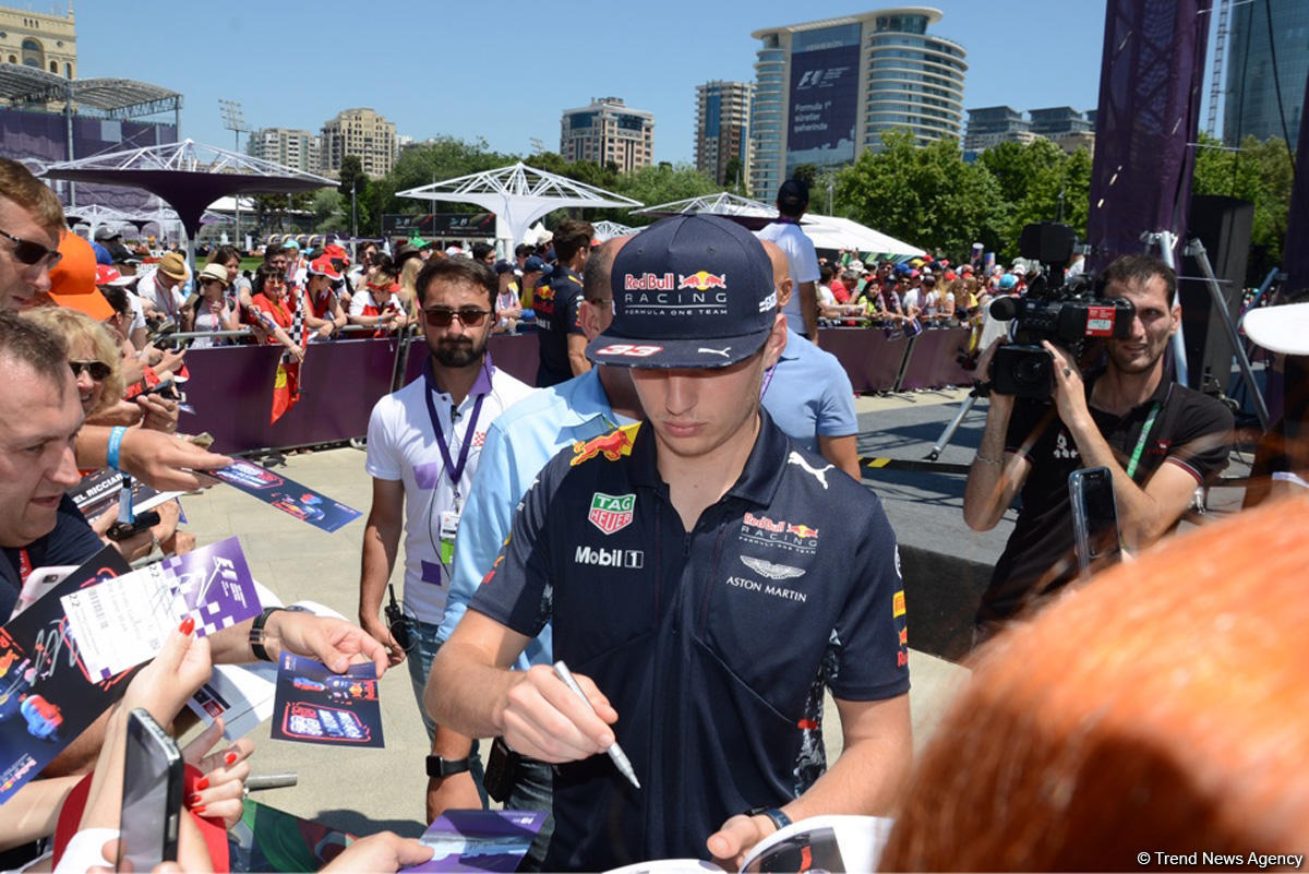 В развлекательной зоне F1 Village в Баку проходит автограф-сессия пилотов Формулы-1 (ФОТО)