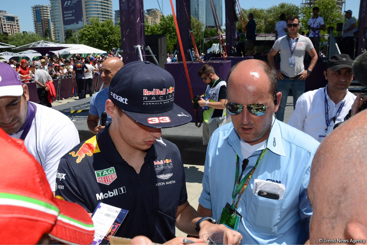 В развлекательной зоне F1 Village в Баку проходит автограф-сессия пилотов Формулы-1 (ФОТО)
