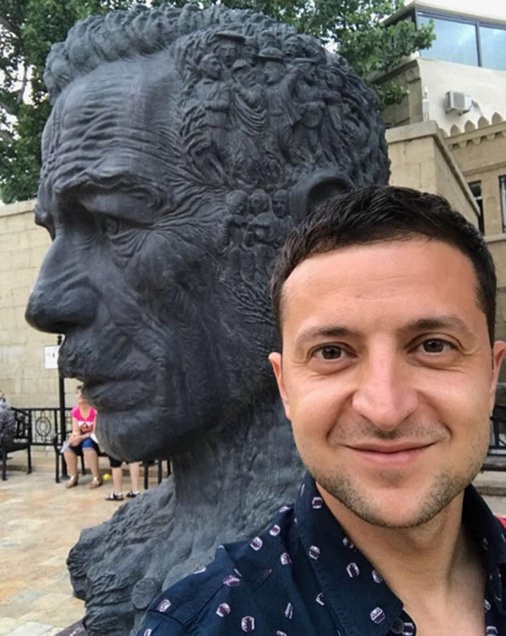 Владимир Зеленский изобразил в Баку падение Юрия Никулина (ВИДЕО)