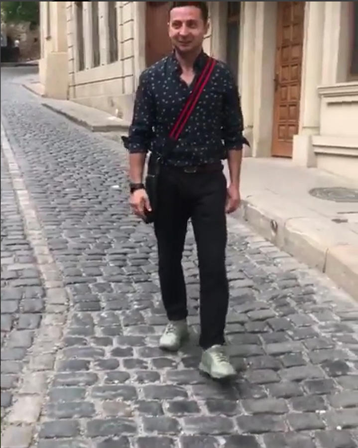 Владимир Зеленский изобразил в Баку падение Юрия Никулина (ВИДЕО)