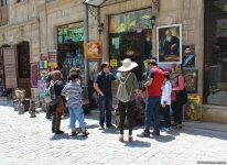 F1 fans viewing tourist attractions of Baku (PHOTO)