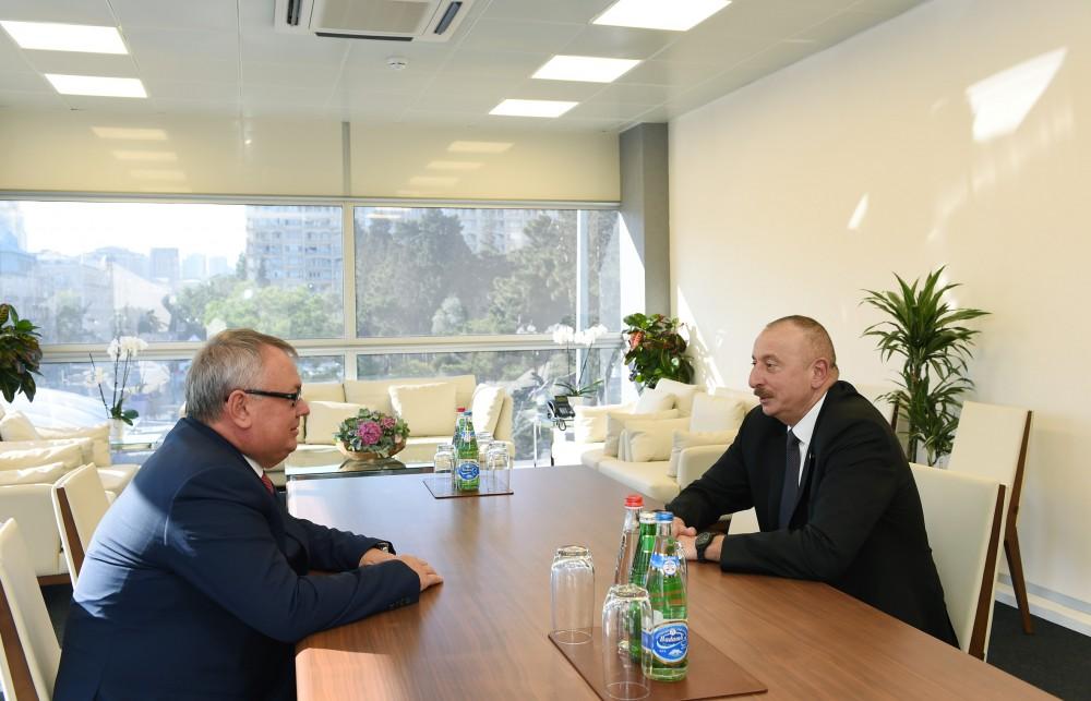 Президент Ильхам Алиев принял президента, председателя правления Банка ВТБ (версия 2)