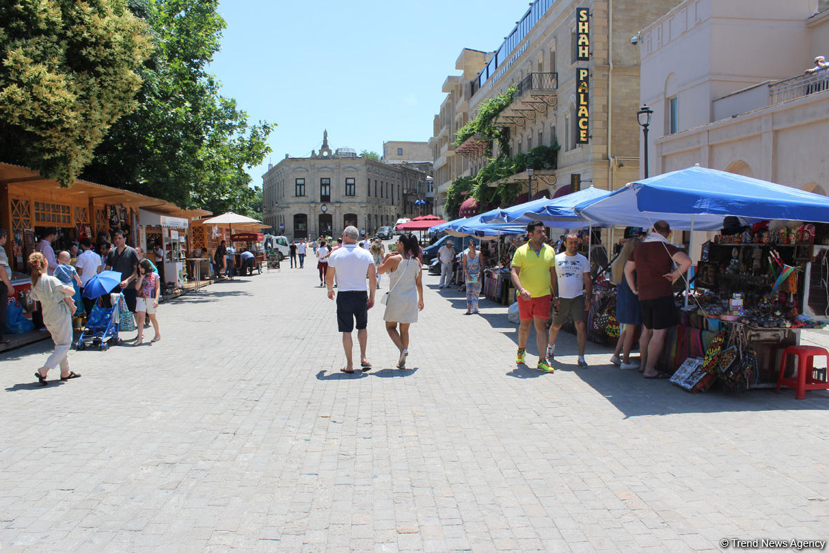 F1 fans viewing tourist attractions of Baku (PHOTO)