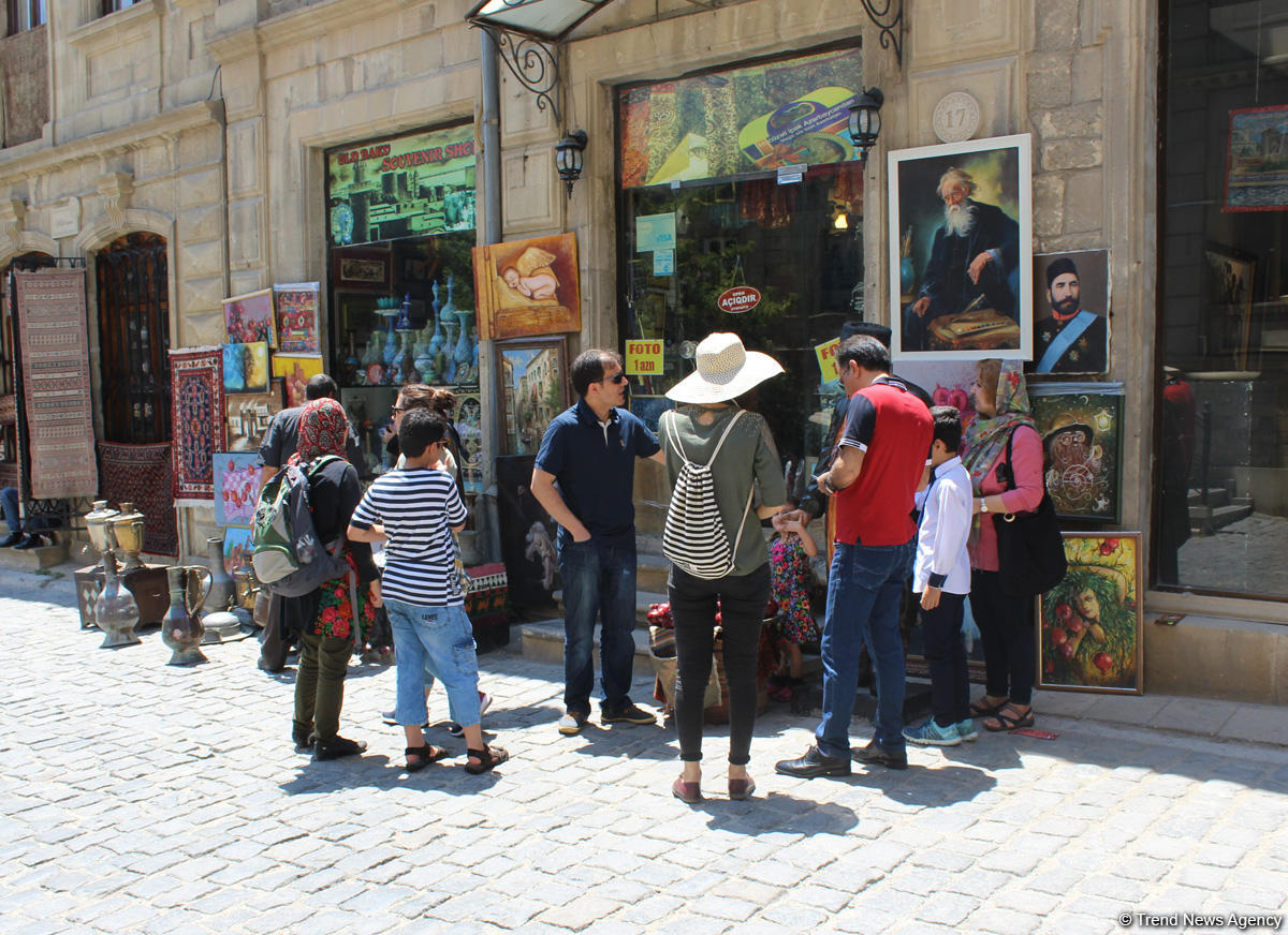 F1 fans viewing tourist attractions of Baku (PHOTO)