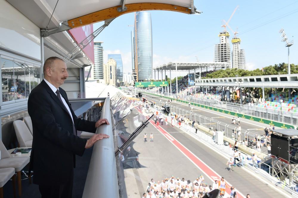 Президент Ильхам Алиев и его супруга наблюдали за соревнованиями в рамках Гран-при Азербайджана Формулы 1 (ФОТО)
