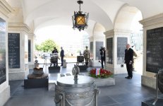 Президент Ильхам Алиев посетил памятник Неизвестному солдату в Варшаве (ФОТО)
