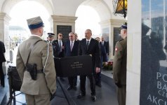 Президент Ильхам Алиев посетил памятник Неизвестному солдату в Варшаве (ФОТО)